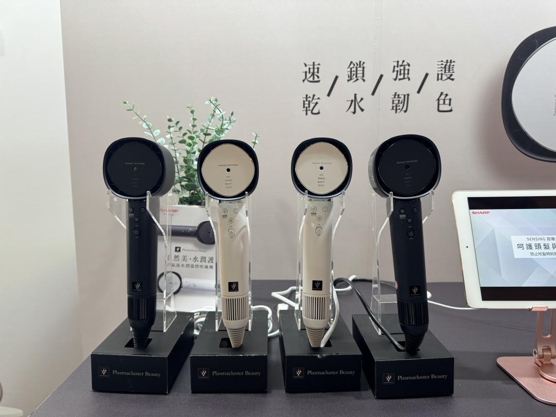 四氣流水潤溫控吹風機，具備距離智慧偵測技術，保持恆溫吹髮。（圖／記者吳佩樺攝）