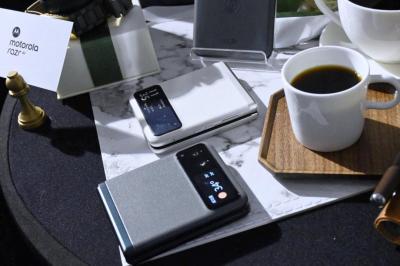 外螢幕有感升級!傳 Moto 平價中階摺疊新機  Razr 50 外觀渲染圖曝光 外螢幕有感升級!傳 Moto 平價中階摺疊新機  Razr 50 外觀渲染圖曝光