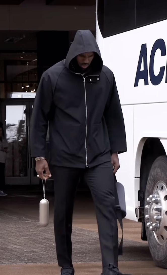 NBA球星LeBron James搶先展示尚未發布的Beats Pill。（圖／翻攝IG）