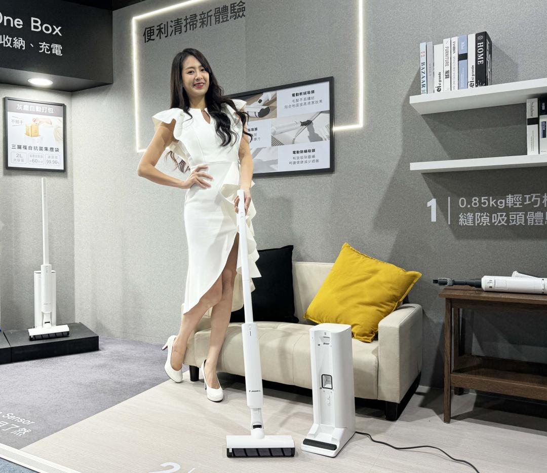自動集塵One Box吸塵器,傾倒垃圾免沾手,售價11,500元。(圖/記者吳佩樺攝)