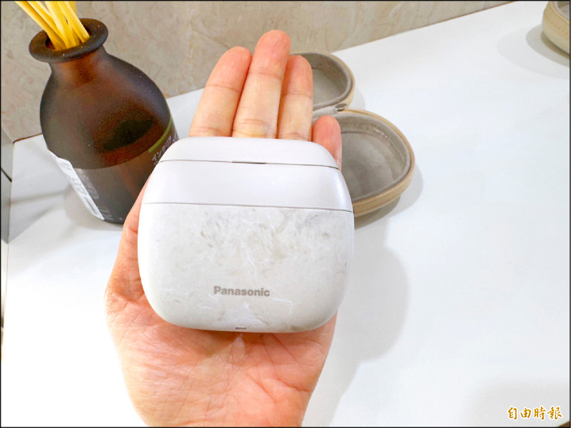 LAMDASH PALM IN掌上型電鬍刀，外型小巧好攜帶。ES-PV6A售價11,500元。（記者吳佩樺攝）