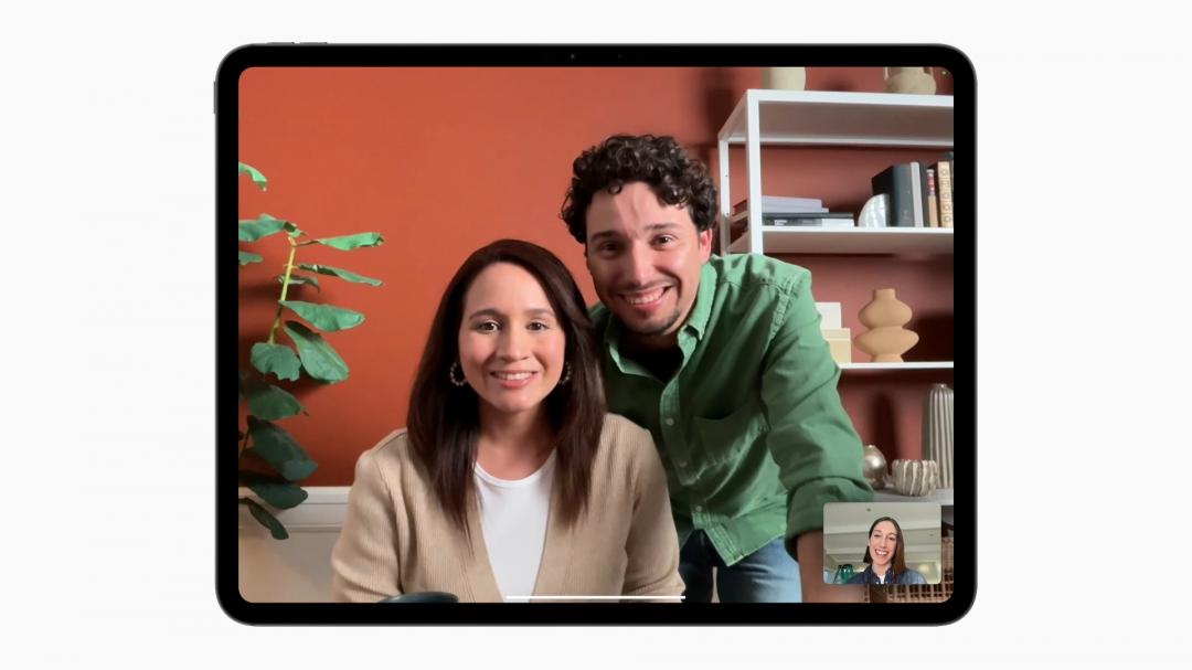 新款 iPad Pro 前置1,200 萬畫素超廣角相機，具備「人物居中」功能，帶來更佳的視訊會議體驗。