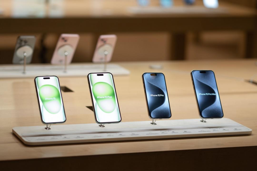 蘋果可能限制iPhone 15 Pro系列以上機型才能體驗完整的AI功能。(圖/路透社)