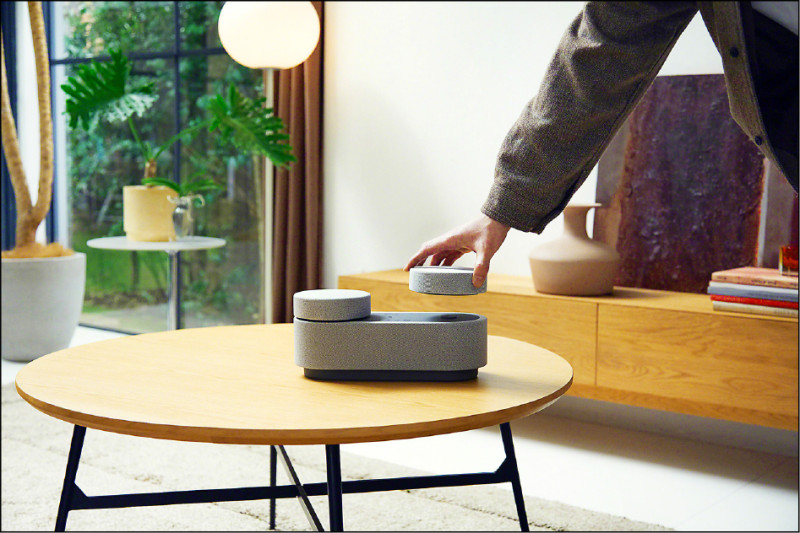 HT-AX7隨身劇院組合透過可分離的後環繞喇叭，讓用戶的擺放位置更有彈性。售價15,900元，贈1,000元好禮即享券。