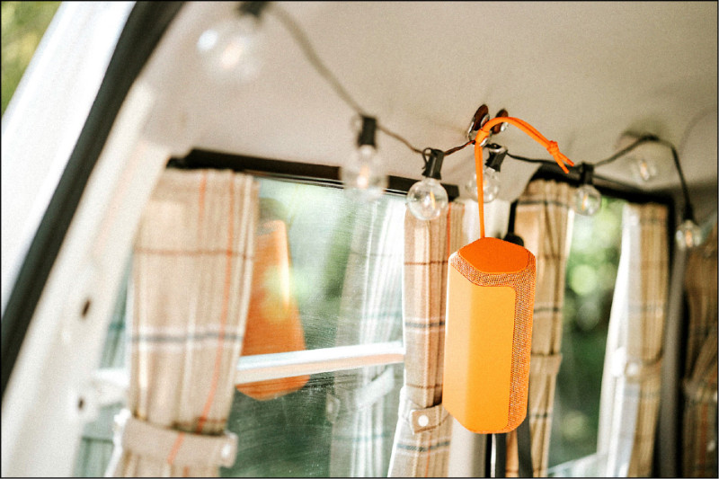 X系列藍牙無線喇叭機身有防水防塵保護，露營、出遊也能攜帶。SRS-XE200限時優惠價3,390元。