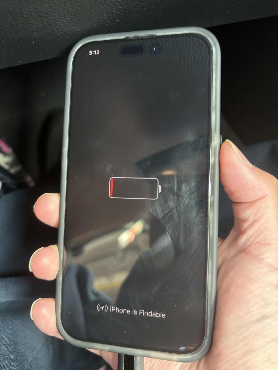 在iOS 18,即使iPhone沒電關機,螢幕依然能顯示時間,但似乎為iPhone 15限定。(圖/翻攝網路)