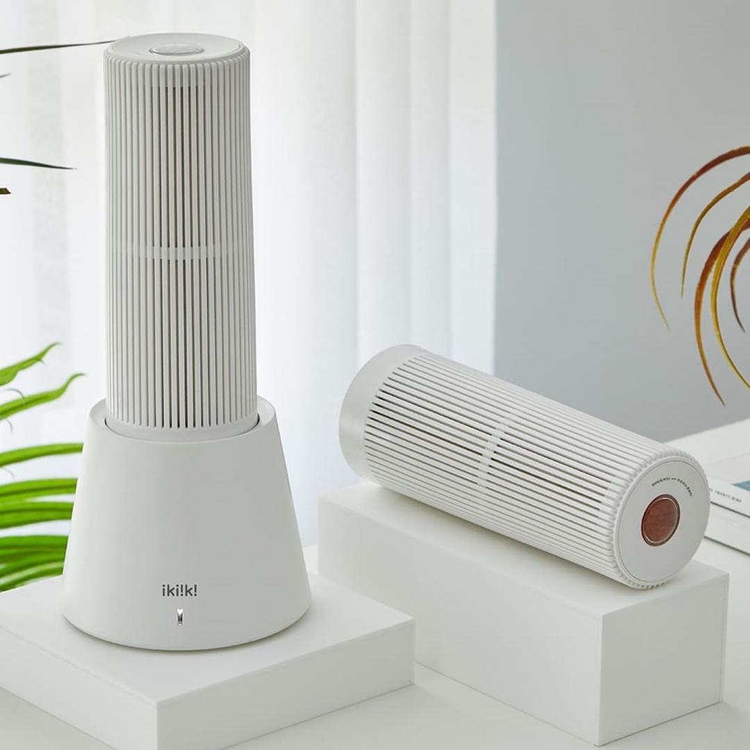 ikiiki伊崎IK-DH8201無線除濕器(雙棒組)
具有360度環狀強效透氣孔的圓柱體機身,除濕粒子變為墨綠色表示已吸飽濕氣。單次除濕量約120毫升,底座加熱烘乾還原需2小時。2,980元(含還原座)。