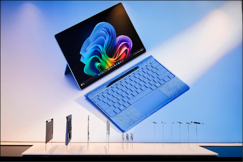 surface筆電收購surface Pro 11屬於二合一筆電，鍵盤可以拆卸，搭配觸控筆做為平板使用。售價34,088元起，有白金、石墨黑兩色選擇。（美聯社）