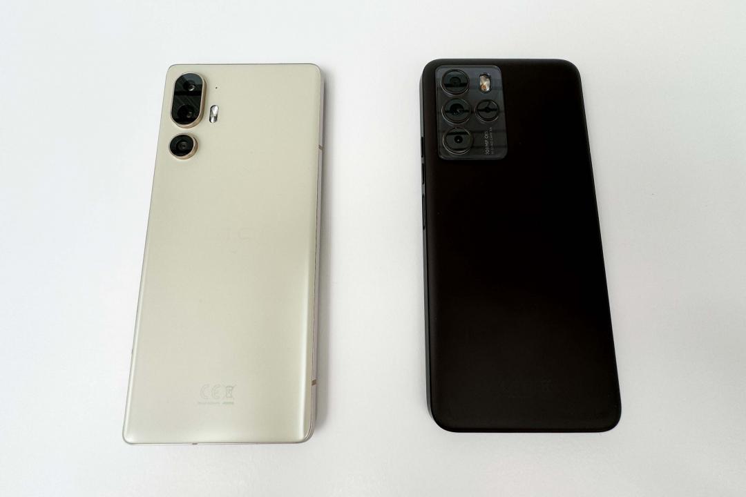 U24 pro(左)機背鏡頭設計跟U23 pro(右)不同。 (記者吳佩樺攝)