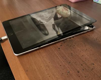 他驚iPad充電自燃燒毀桌子 網揪使用瑕疵:別想蘋果賠 他驚iPad充電自燃燒毀桌子 網揪使用瑕疵:別想蘋果賠