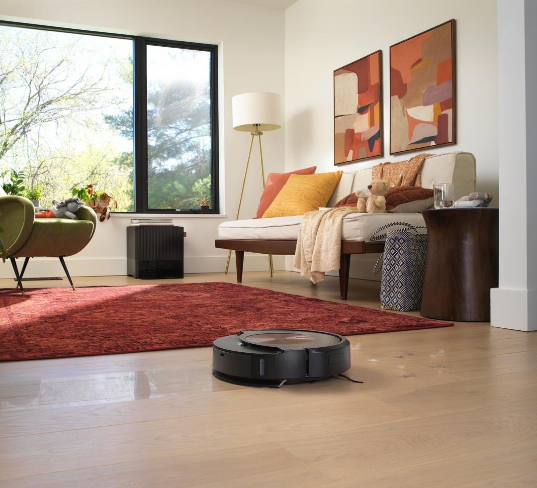 市售掃拖機器人的底座功能多元，堪稱懶人福音。圖為iRobot Roomba Combo j9+。
