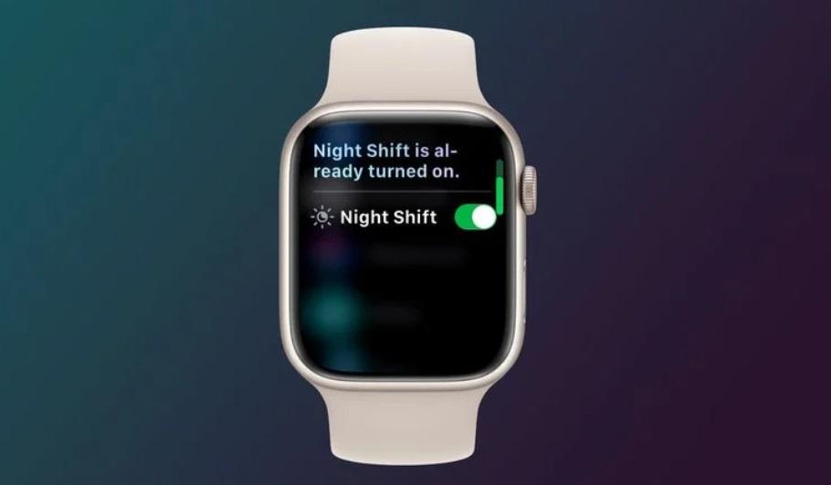 Apple Watch 近來悄悄新增一個隱藏版功能，可用Siri聲控開啟「夜間模式」，可自動調暗螢幕亮度。（圖翻攝MacRumors）