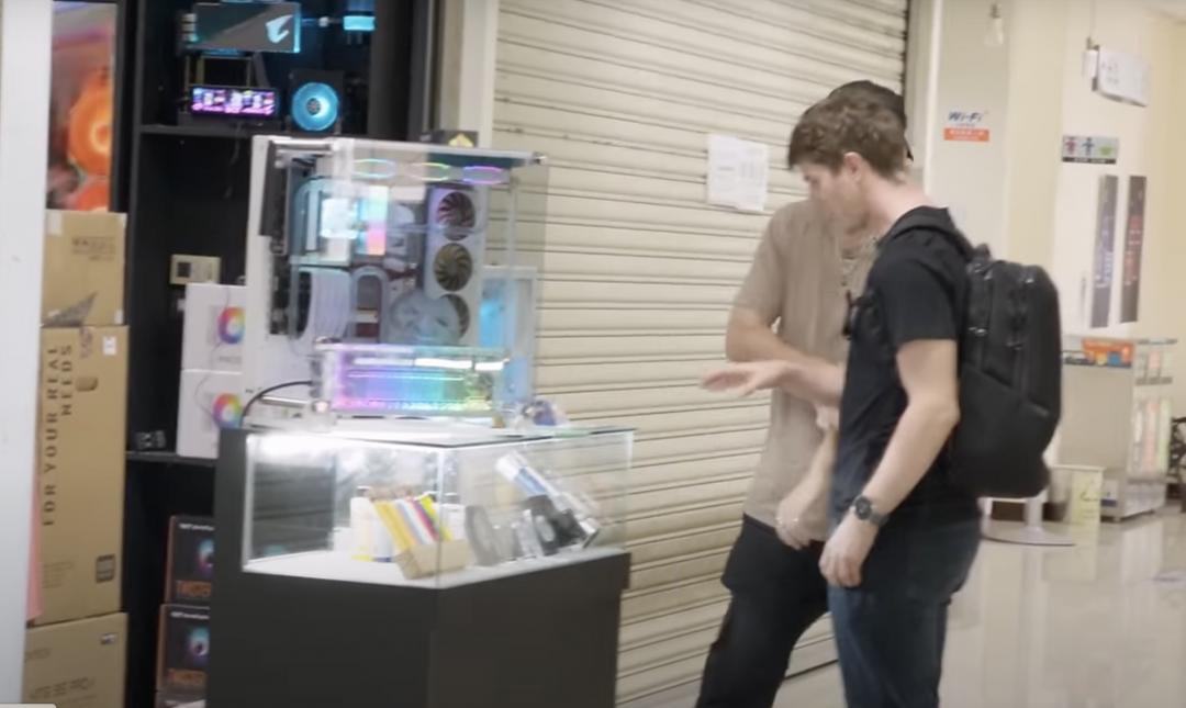 「Linus Tech Tips」和店家溝通購買要求。(圖/翻攝YT)