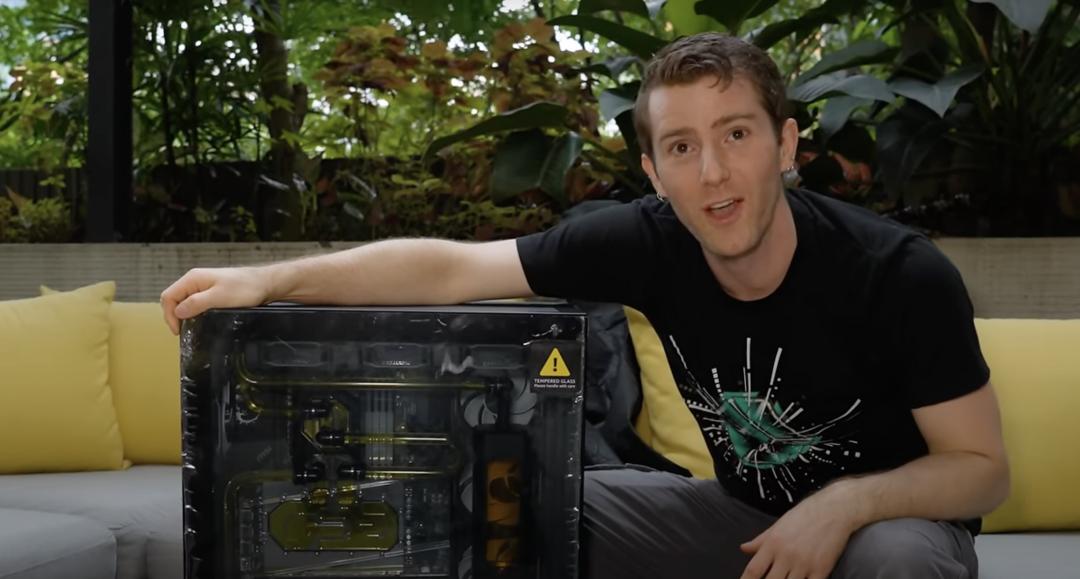 「Linus Tech Tips」拿到電腦後相當滿意。(圖/翻攝YT)