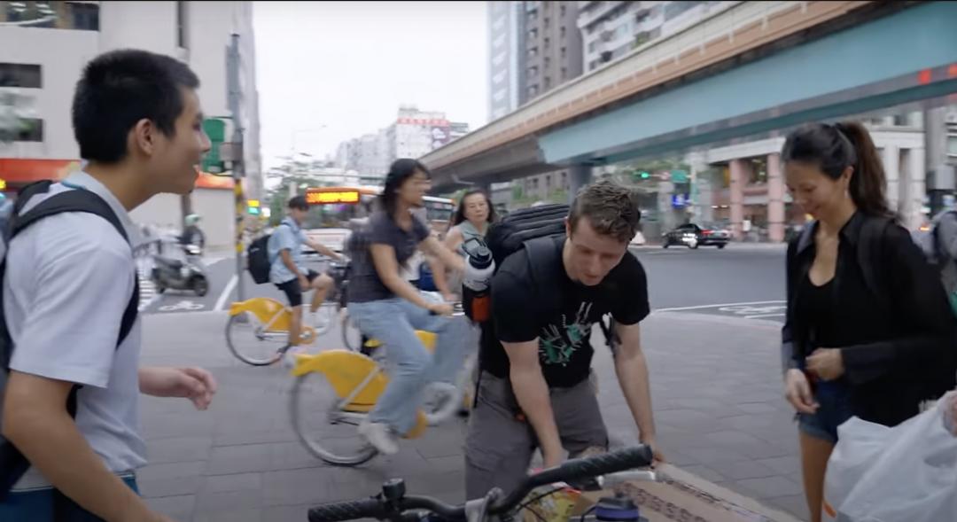 一名幸運高中生獲贈這台價值17萬元的高規格電腦。 (圖/翻攝YT)