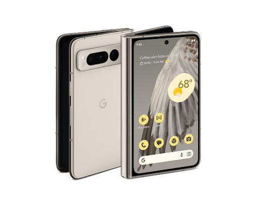 Google 去年五月推出首款摺疊旗艦手機 Pixel Fold,配置 5.8 吋OLED外螢幕,經摺疊展開後,內頁主螢幕為7.6 吋平板使用模式,內外雙螢幕皆支援120Hz更新率。搭載與旗艦 Pixel 7 系列相同的 Tensor G2 處理器晶片,建議售價為1,799美元(約合台幣5.52萬元)。台灣未引進開賣。(圖翻攝Google官網)