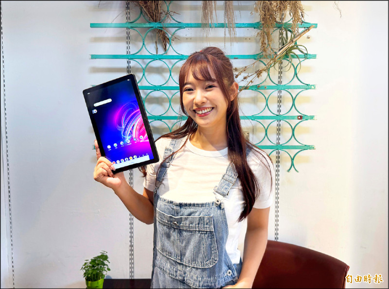 全新Iconia Tab P11具備11吋大螢幕，且以鋁合金金屬打造機身。售價7,990元起。（記者吳佩樺攝）