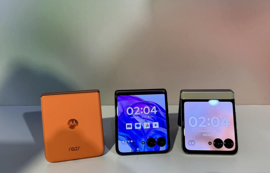 razr 50系列包括razr 50和razr 50 Ultra，其中razr 50 Ultra擁有4吋外螢幕。（圖／記者吳佩樺攝）