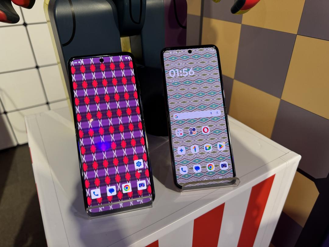 支援moto AI功能，可自動生成桌布搭配每日穿搭。