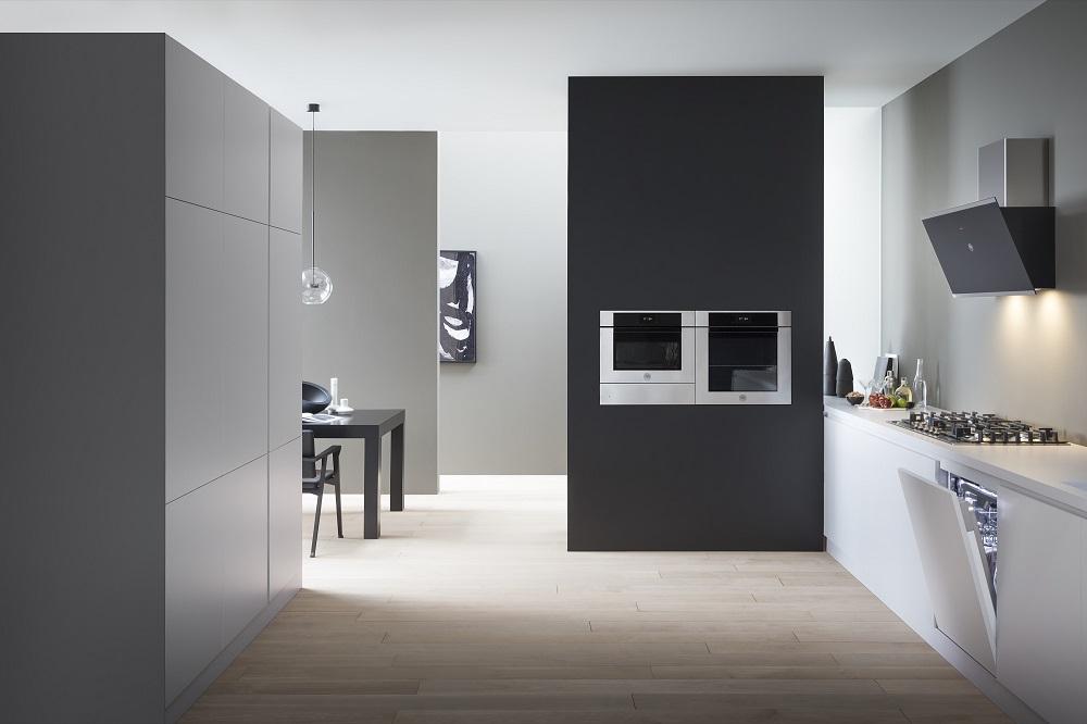 Bertazzoni產品涵蓋蒸烤箱、電烤箱、感應爐等，價格在24,000至520,000元。