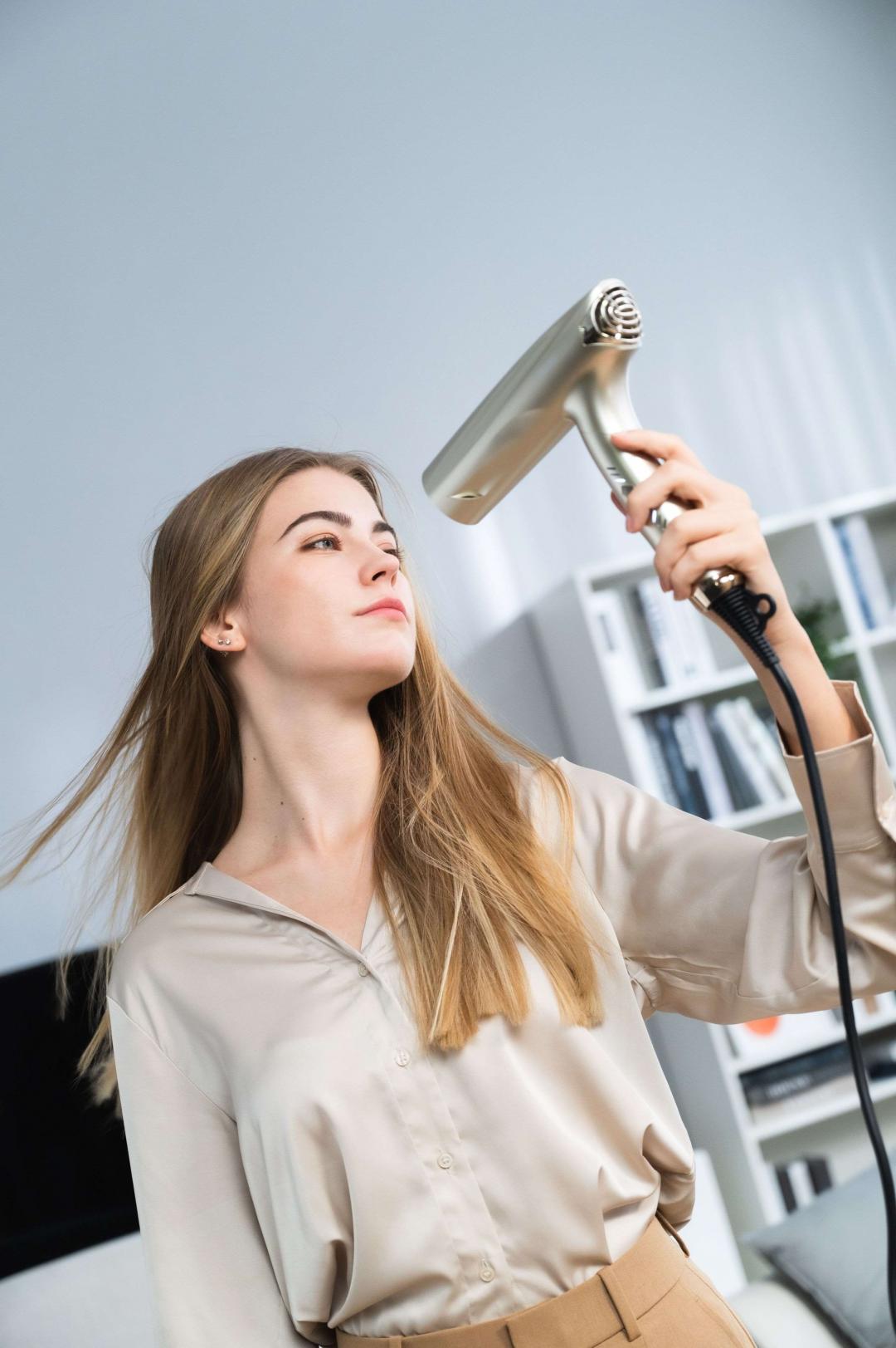 Mins London是英國新創生活品牌，旗下產品涵蓋Beauty、Kitchen和Lifestyle三大系列。AYO正負離子吹風機，6,980元。