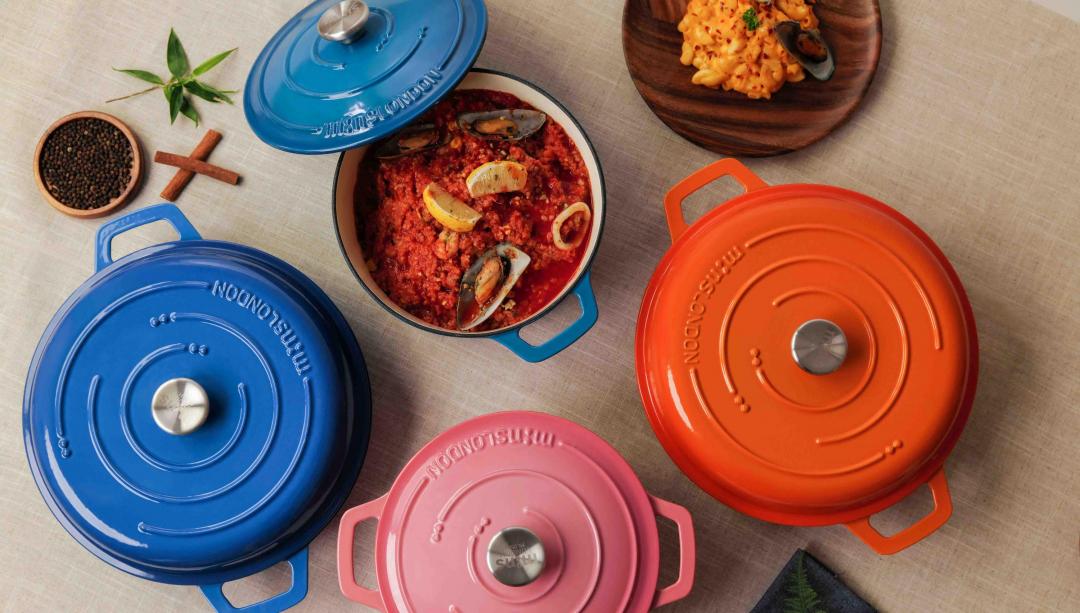 Mins London琺瑯鑄鐵鍋，鍋蓋鐵柄上有著專屬編號，24公分深鍋4,690元、30公分淺鍋5,690元。