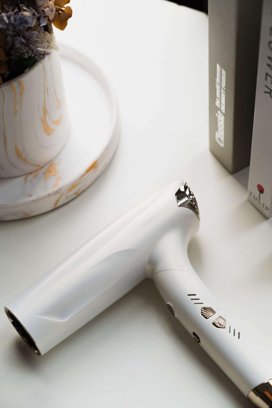 Mins London是英國新創生活品牌，旗下產品涵蓋Beauty、Kitchen和Lifestyle三大系列。AYO正負離子吹風機，6,980元。