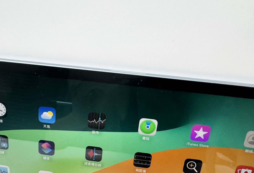 視訊鏡頭改為橫置設計。（圖／記者吳佩樺攝）