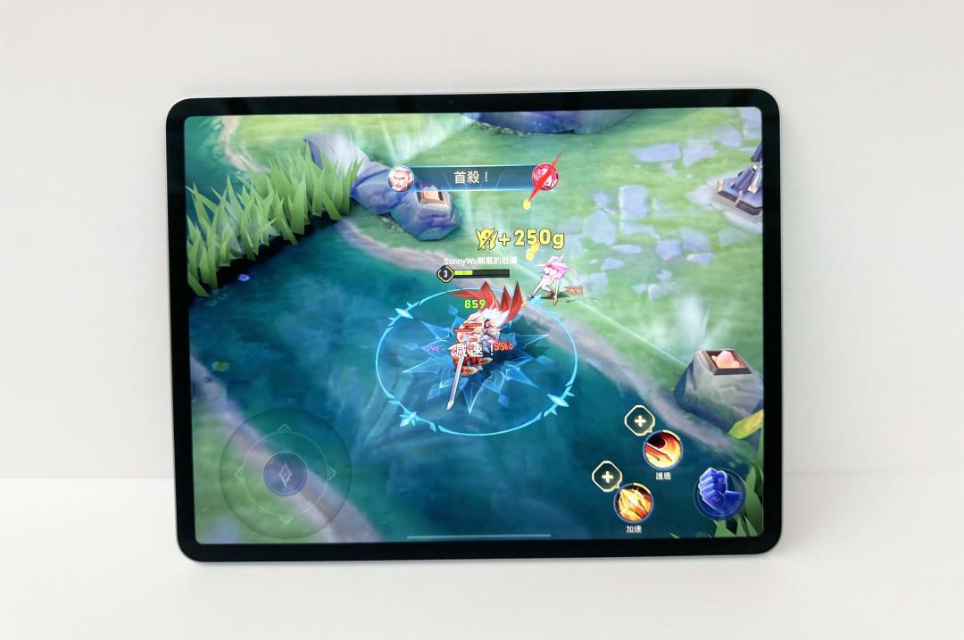 升級M2晶片，實測玩遊戲，擁有不錯的順暢感。（圖／記者吳佩樺攝）