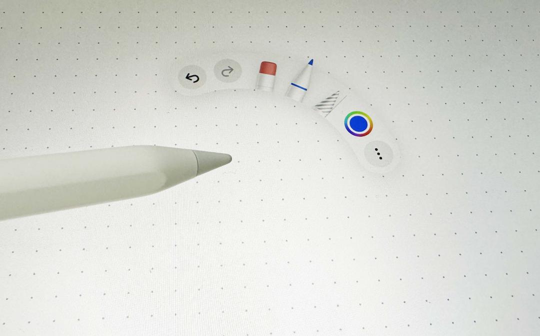 全新Apple Pencil Pro雙指捏壓可快速叫出面板。（圖／記者吳佩樺攝）