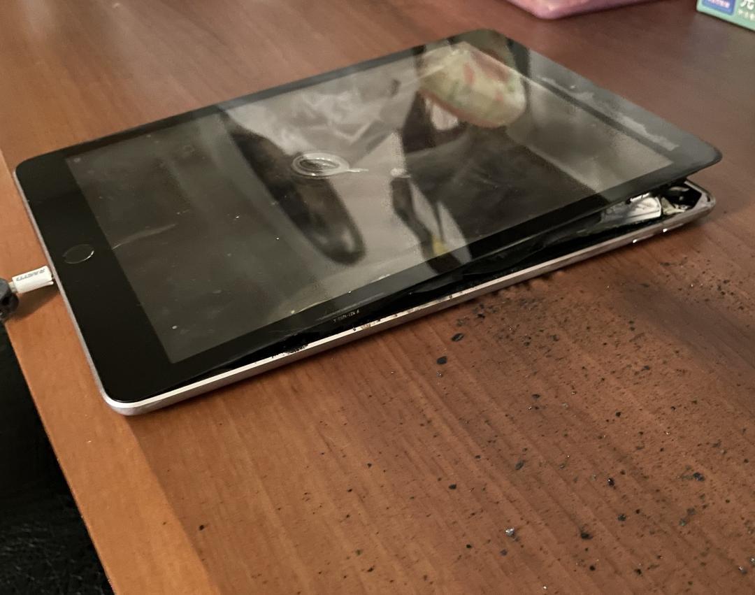 其他網友發現原PO並未使用原廠充電線。（圖／翻攝PTT）