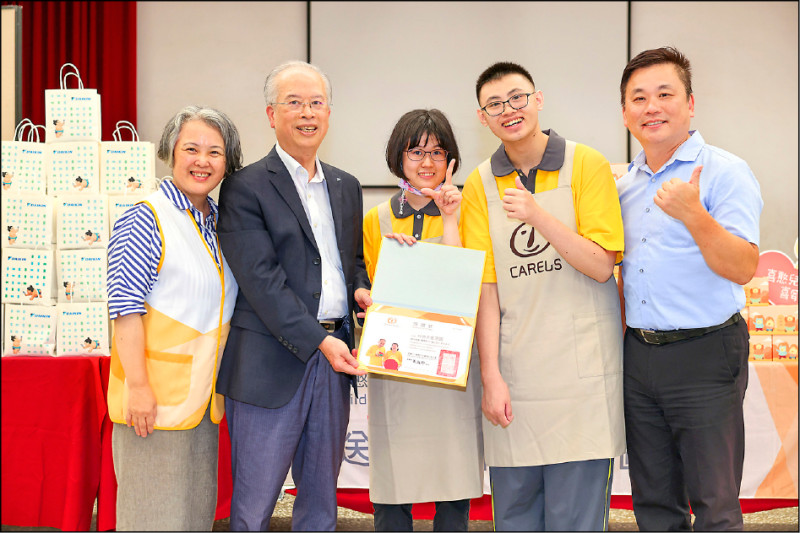 和泰大金董事長王玄郎(左二)、喜憨兒基金會總監武庭芳(左一)、宜蘭大里國小校長鄭適慶(右一)與憨兒一起送愛。