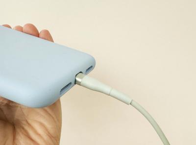 手機充電壞習慣曝光!不拆保護殼超致命恐傷電池 手機充電壞習慣曝光!不拆保護殼超致命恐傷電池