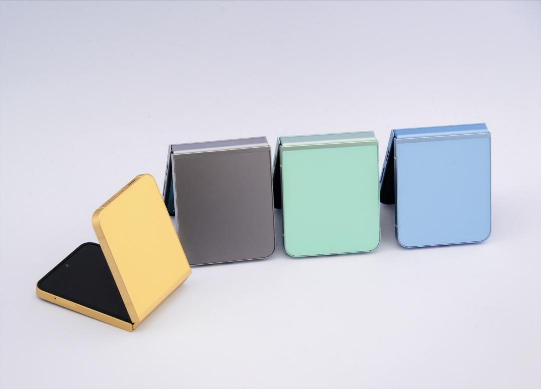 Z Flip6推出霧海藍、初芽綠、晨曦黃、曜星銀4色。(記者王文麟攝)