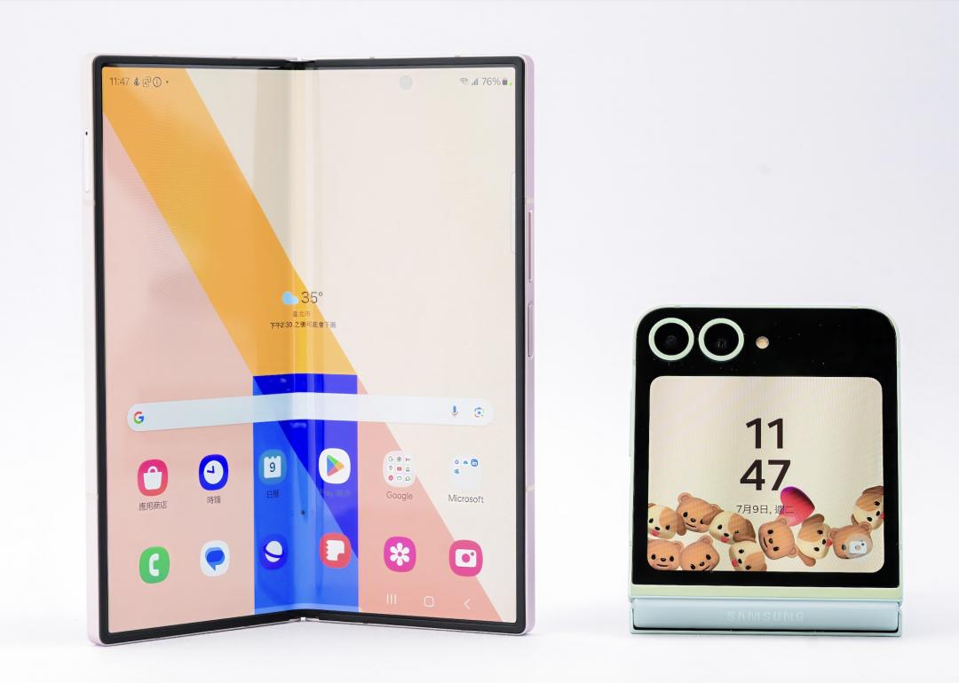 三星Z Fold6(左)、Z Flip6(右)支援IP48防塵防水,機身結構更堅固和輕巧。(記者王文麟攝)
