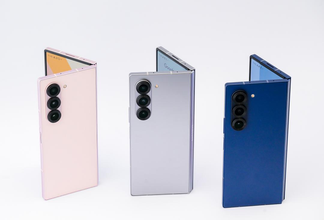 Z Fold6推出曜星銀、鹽湖粉、海古藍3色。(記者王文麟攝)