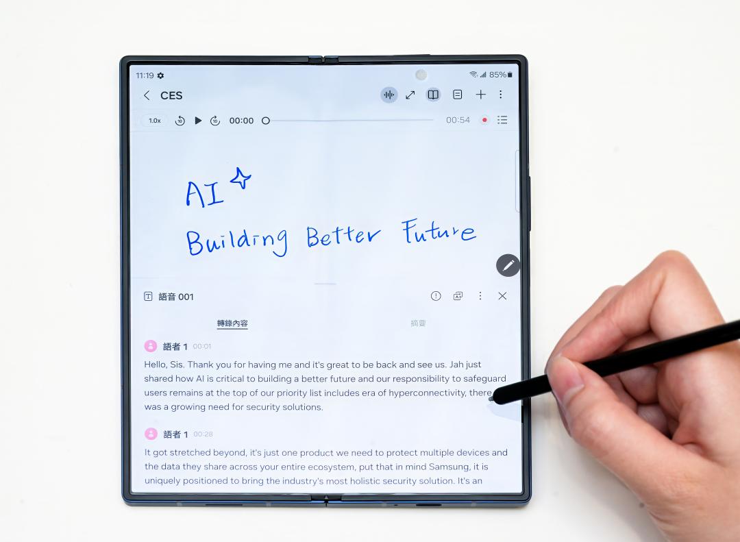Z Fold6的Notes筆記在AI加持下更實用，例如錄音內容自動轉錄成文字。（圖／記者王文麟攝）