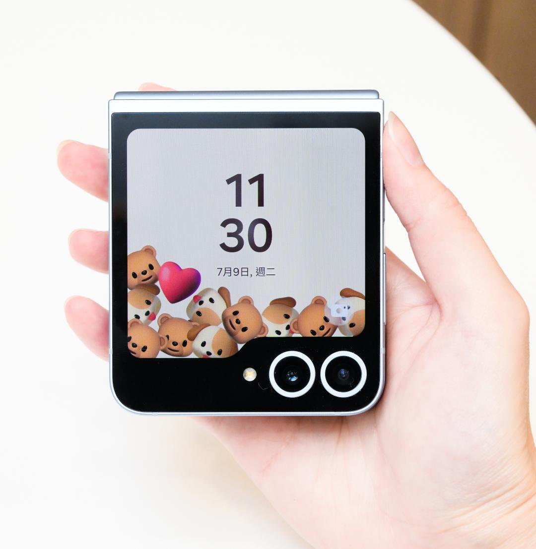 Z Flip6的封面螢幕結合AI技術，更具個人化特色。（圖／記者王文麟攝）