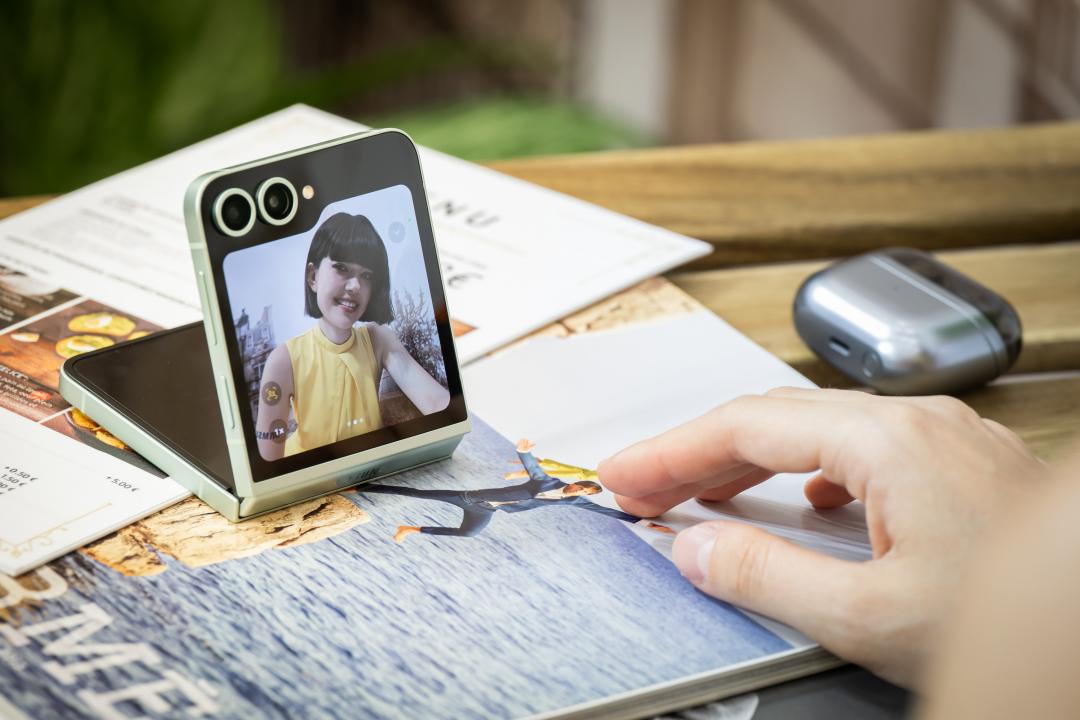 Z Flip6以FlexCam自拍，會透過AI智慧變焦辨識人物與背景，以及自動調整構圖。（圖／記者王文麟攝）