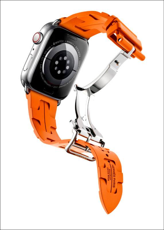 Kilim錶帶搭配蝴蝶扣，以適合運動的防水成型橡膠製成。錶帶10,900元。