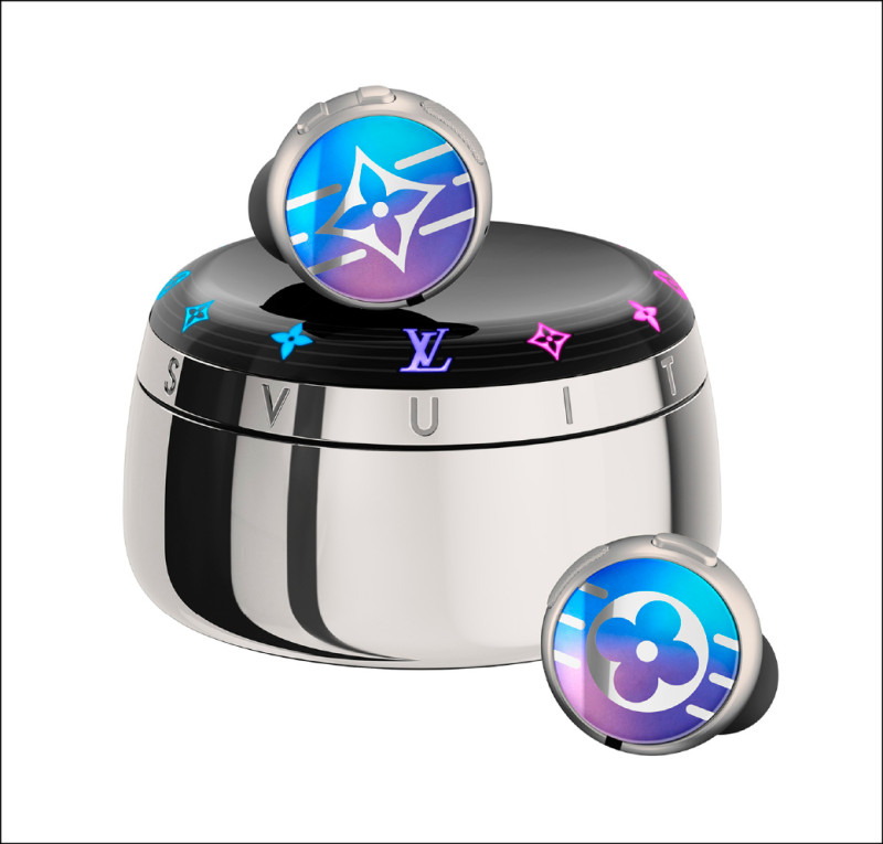 LV Horizon Light Up真無線耳機，在Monogram花卉上方覆蓋一層拋光藍寶石玻璃，51,500元。