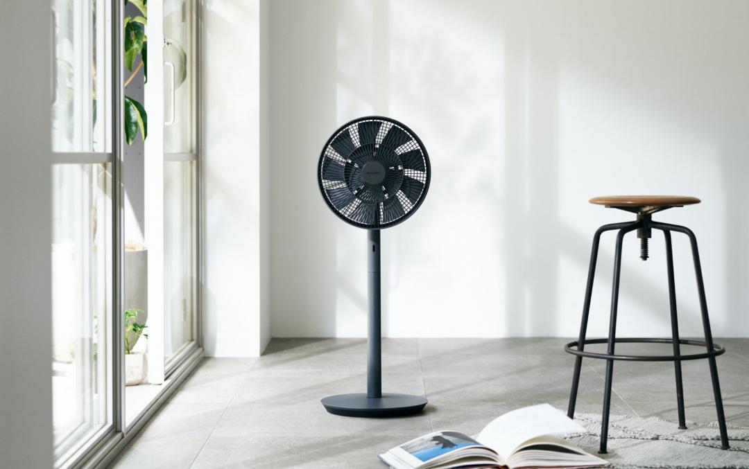 BALMUDA The GreenFan DC扇，利用雙層結構扇葉送出舒適的自然風，
可無線使用，居家擺放更有彈性，15,990元。
