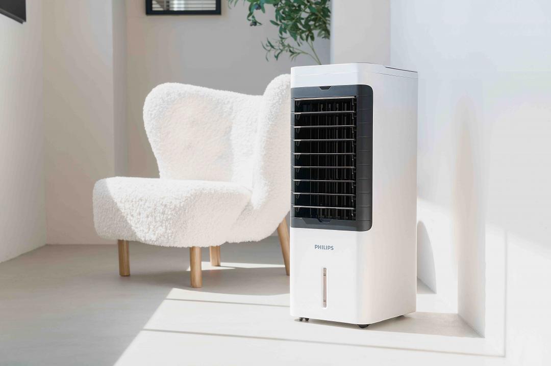 飛利浦水冷扇ACR2122C，具備上下兩個大水箱，頂部注水設計，無需向下彎腰，提供3種模式、3種風速，4,750元。