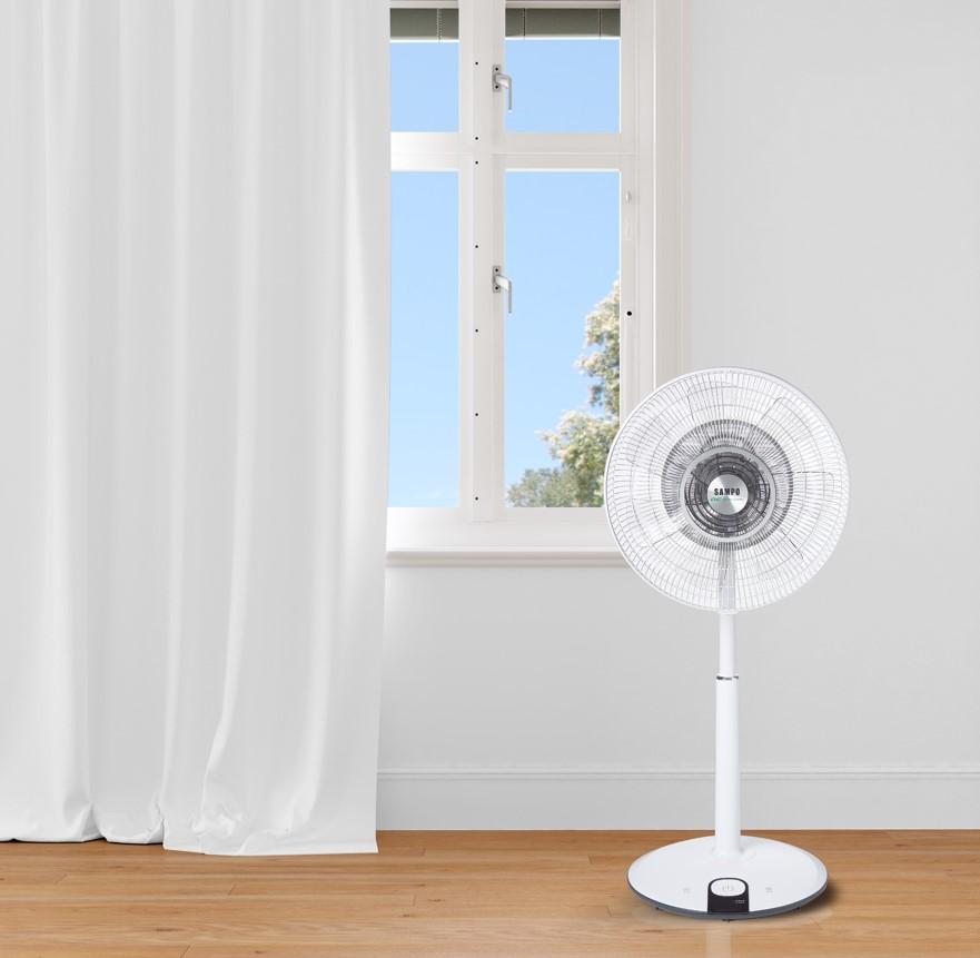 DC風扇擁有多元的附加功能。聲寶DC扇SK-FJ14PD，內建奈米銀空氣抑菌濾網，可幫助提升空氣品質，採7+7扇葉設計，吹出細膩柔風且低噪音，2,888元。