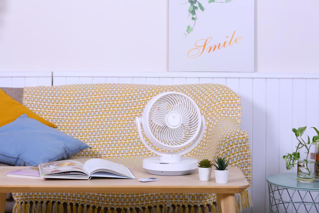 循環扇擺放在正確位置能加速冷房效果。奇美DC循環扇DF-09VCST，內建香氛盒設計，可滴入精油或香水，使空間芬香，支援智慧聲控，2,688元。