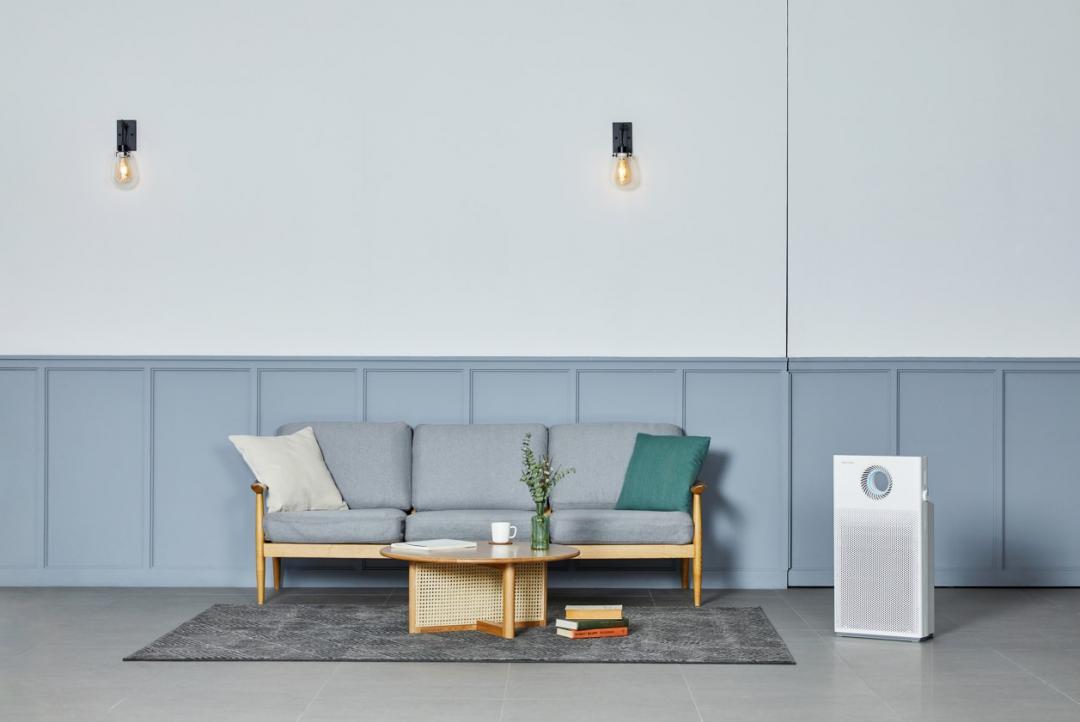 Coway AP-1220B空氣清淨機，設計上結合了循環扇概念，能幫助室內氣流吹送地更遠更廣，並提供一般氣流和長距噴射循環模式，15,900元。