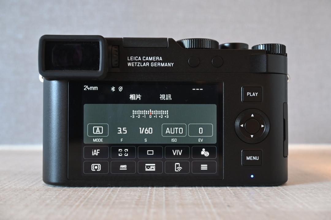 D-Lux 8 採用了徠卡最新的 UI 介面,在選單頁面就能以觸控操作調整多組常用設定。但徠卡並未提供翻轉、上翻式螢幕,讓 D-Lux 8 難以進行低角度構圖,是機身設計上比較大的遺憾。