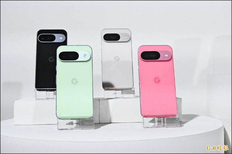 入門款Pixel 9手機共有曜石黑(左起)、嫩芽綠、陶瓷米、莓果粉四色,呈現鮮豔活潑的視覺感。(記者黃肇祥攝)