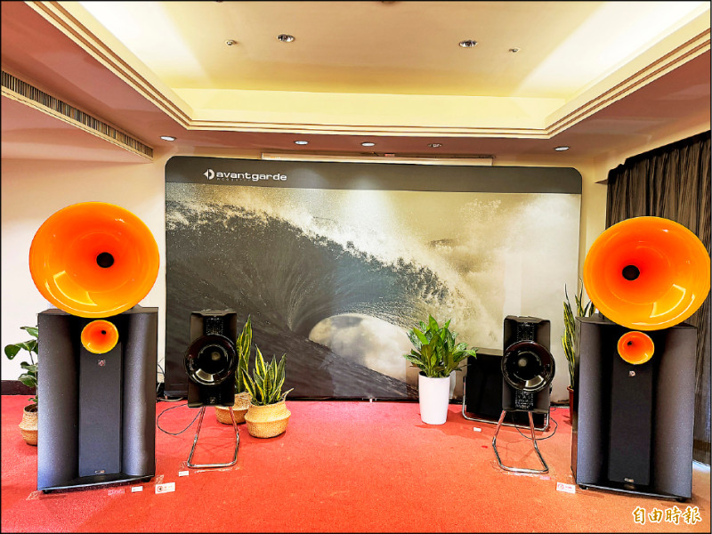 勝旗公司展出Avantgarde Acoustic系列的全新半主動式2音路號角系統的MEZZO G3，外型吸睛。（記者吳佩樺攝）