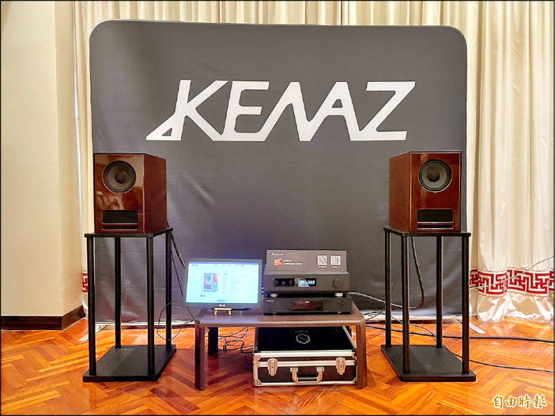 台灣品牌Kenaz展出AD36書架型同軸主動式喇叭，強調外型小巧、高音質。（記者吳佩樺攝）